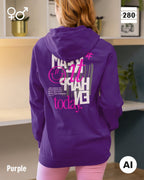Das bild zeigt eine frau, die einen Design-Hoodie in der farbe pur mit dem backprint "make it happen today" trägt.