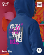 Das bild zeigt eine Person, die einen Design-Hoodie in der farbe royal blue mit dem backprint "make it happen today" trägt.