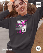 das bild zeigt eine frau, die einen leicht taillierten damen hoodie in der farbe deep black und mit dem statement design "make it happen today" trägt.