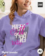 das bild zeigt eine frau, die einen  damen hoodie in der farbe digital lavender und mit dem statement design "make it happen today" trägt.