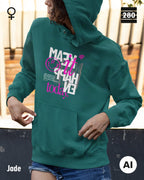 das bild zeigt eine frau, die einen leicht taillierten damen hoodie in der farbe jade und mit dem statement design "make it happen today" trägt.
