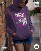 das bild zeigt eine frau, die einen statement hoodie in der farbe purple und mit dem motiv "make it happen" trägt.