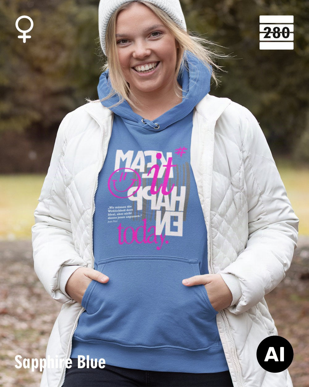 das bild zeigt eine person, die einen statement hoodie in der farbe sapphire blue und mit dem motiv trägt.