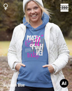 das bild zeigt eine person, die einen statement hoodie in der farbe sapphire blue und mit dem motiv trägt.