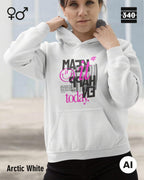 das KI generierte bild zeigt eine junge frau, die einen Oversized unisex Design-Hoodie in der farbe arcitc whitemit dem motiv "make it happen today" trägt.