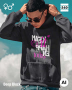 das KI generierte bild zeigt eine person, die einen Oversized unisex Design-Hoodie in der farbe deep black mit dem motiv "make it happen today" trägt.