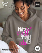 das KI generierte bild zeigt eine person, die einen Oversized unisex Design-Hoodie in der farbe natural clay mit dem motiv "make it happen today" trägt.
