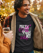 ein mann  trägt ein design t-shirt in der farbe deep black mit dem motiv make it happen today.