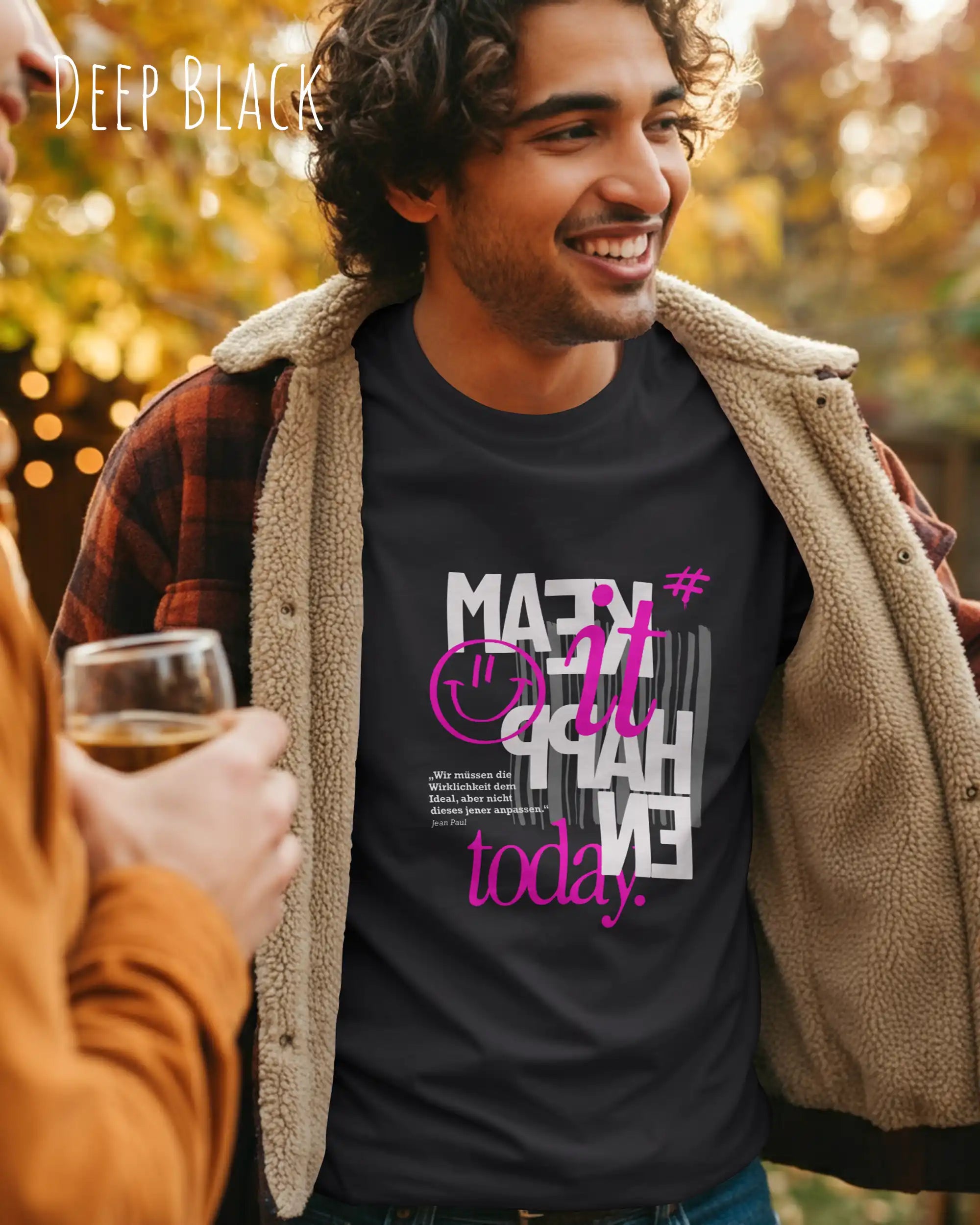 ein mann  trägt ein design t-shirt in der farbe deep black mit dem motiv make it happen today.