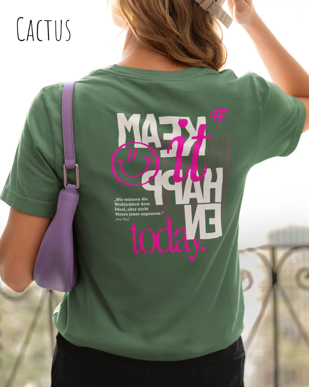 frau trägt ein design t-shirt in der farbe cactus mit dem backprint motiv overthinking solves nothing.