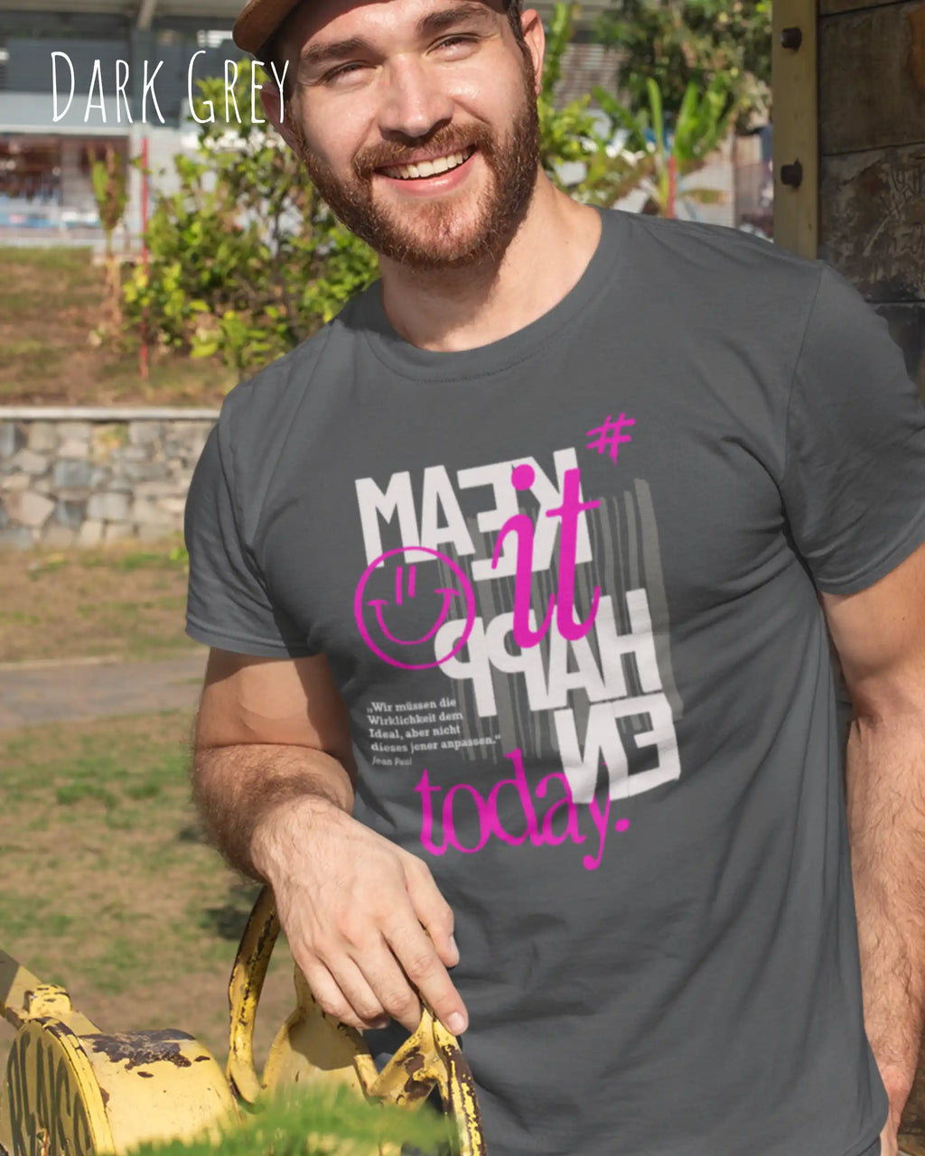 mann trägt ein design t-shirt in der farbe dark grey mit dem motiv make it happen today.
