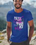 lachender mann  trägt ein design t-shirt in der farbe royal blue  mit dem motiv make it happen today.