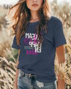frau trägt ein design t-shirt in der farbe navy mit dem motiv make it happen today.