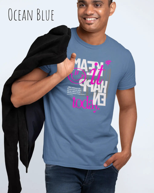 mann  trägt ein design t-shirt in der farbe ocean blue mit dem motiv make it happen today.