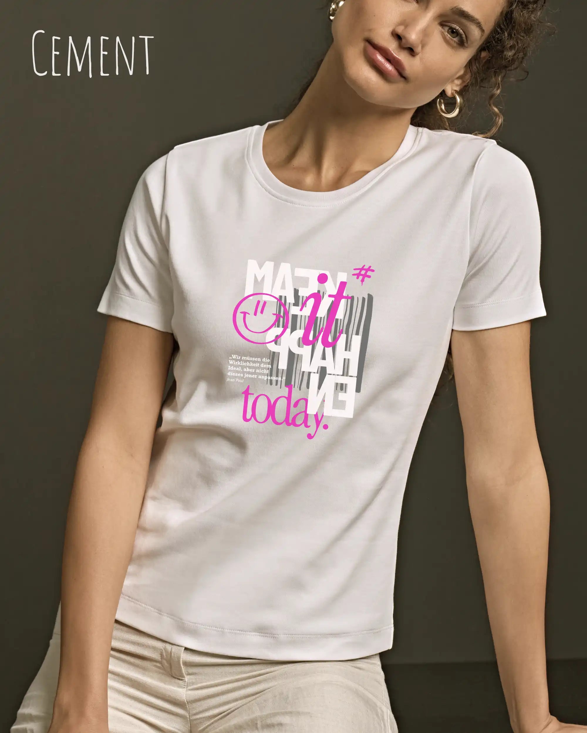 das bild zeigt eine frau, die ein design-t-shirt in der farbe cement mit dem inspirierenden motiv "make it happen today" trägt,