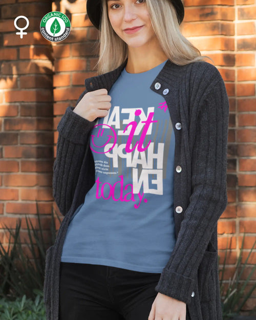 das bild zeigt eine blonde junge frau, die ein feminines design-t-shirt aus bio baumwolle mit dem inspirierenden motiv "make it happen today" trägt,