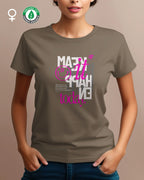 das bild zeigt eine frau, die ein nachhaltiges design-t-shirt mit femininem schnitt und mit dem inspirierenden motiv "make it happen today" trägt,