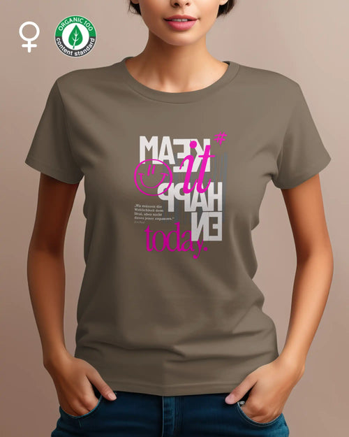 das bild zeigt eine frau, die ein nachhaltiges design-t-shirt mit femininem schnitt und mit dem inspirierenden motiv "make it happen today" trägt,