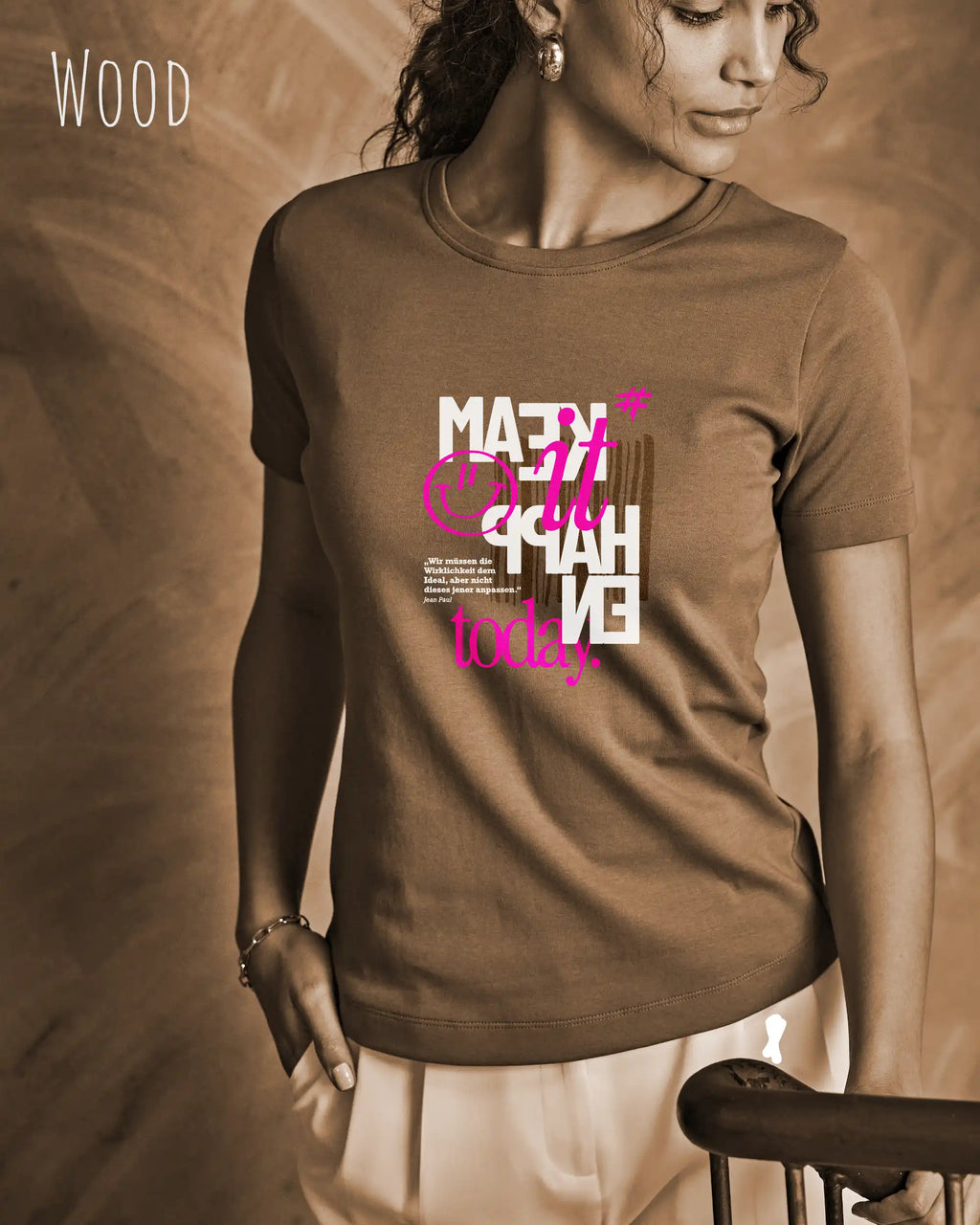 das bild zeigt eine frau, die ein design-t-shirt in der farbe wood mit dem inspirierenden motiv "make it happen today" trägt,