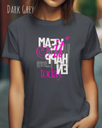 das bild zeigt eine frau, die ein feminines design-t-shirt in der farbe dark grey mit dem inspirierenden motiv "make it happen today" trägt,