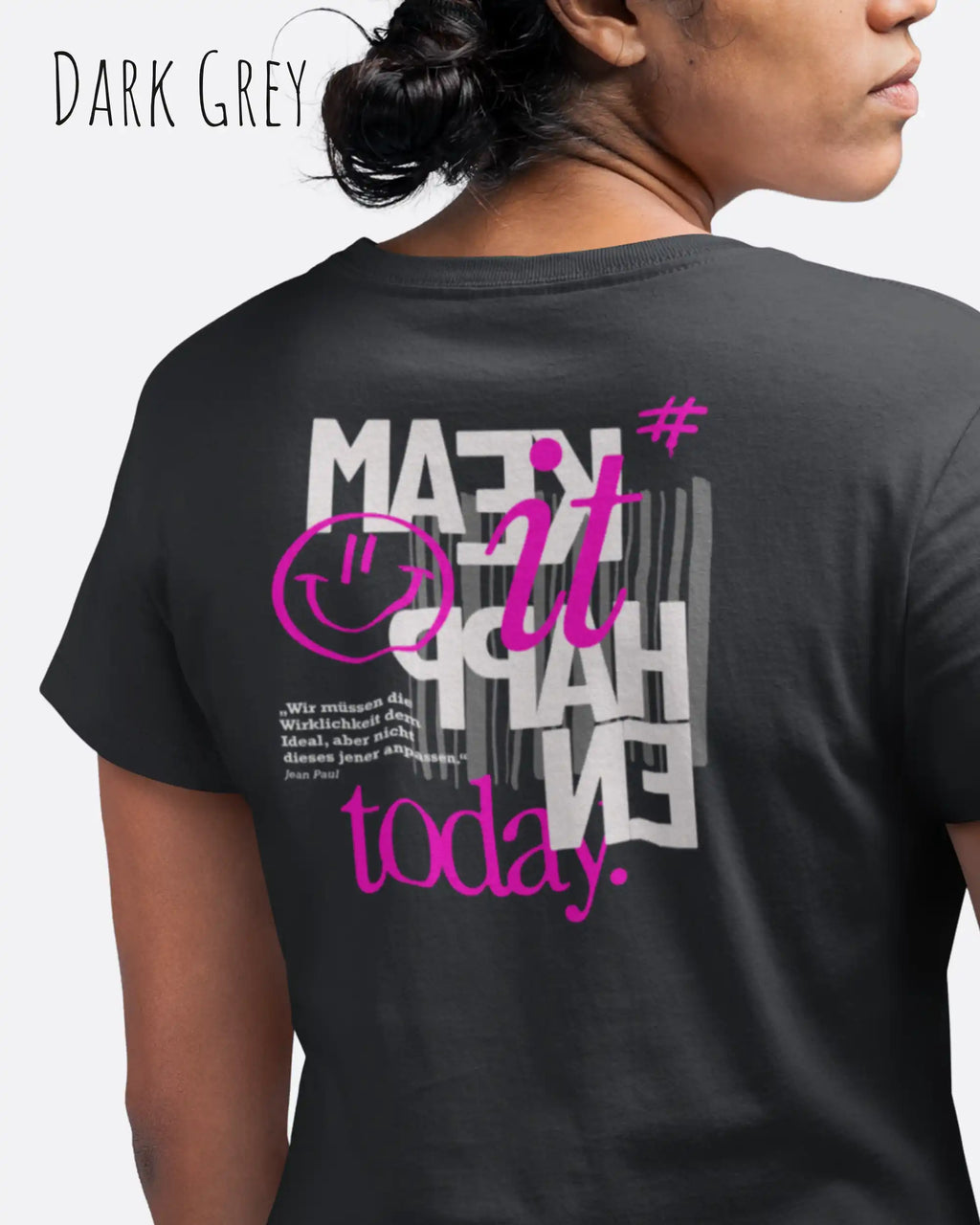 das bild zeigt eine frau, die ein feminines design-t-shirt in der farbe dark grey mit dem inspirierenden backprint "make it happen today" trägt,