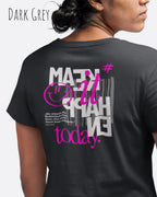 das bild zeigt eine frau, die ein feminines design-t-shirt in der farbe dark grey mit dem inspirierenden backprint "make it happen today" trägt,