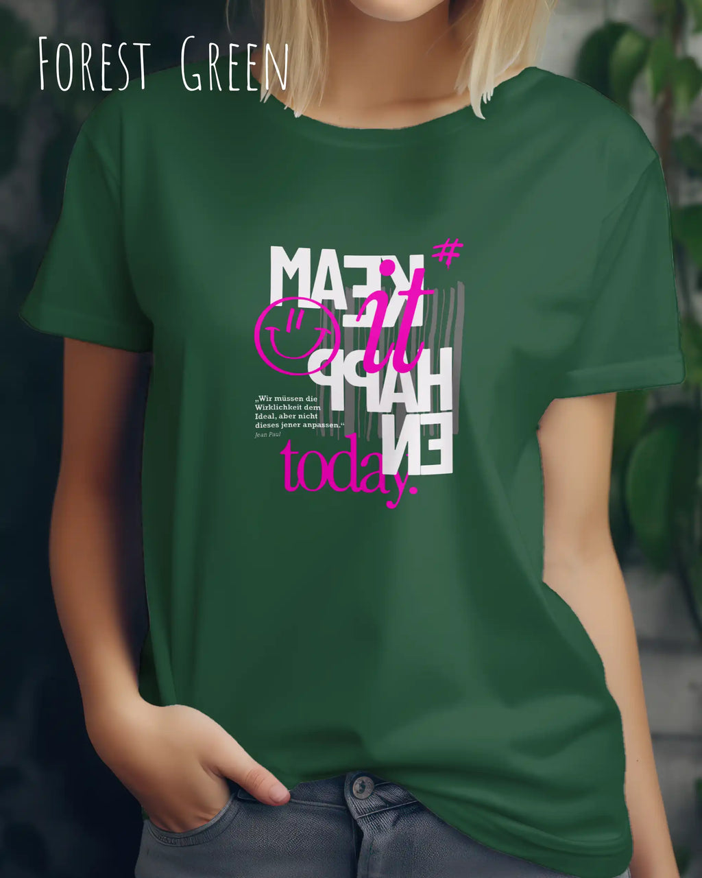 das bild zeigt eine frau, die ein feminines design-t-shirt in der farbe forest green mit dem inspirierenden motiv "make it happen today" trägt,