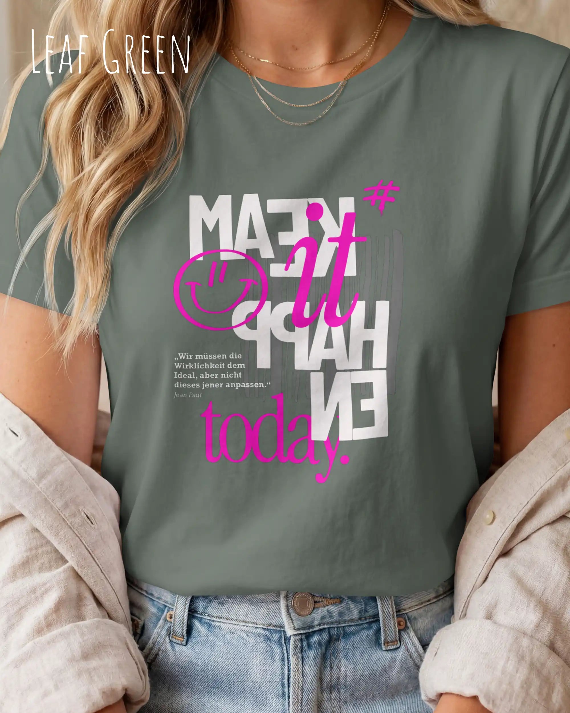 das bild zeigt eine frau, die ein feminines design-t-shirt in der farbe leaf green mit dem inspirierenden motiv "make it happen today" trägt,