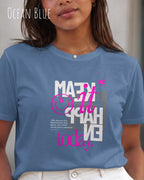 das bild zeigt eine frau, die ein feminines design-t-shirt in der farbe ocean blue  mit dem inspirierenden motiv "make it happen today" vorne mittig auf der brust trägt,