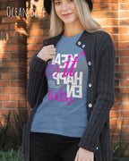 das bild zeigt eine frau, die ein feminines design-t-shirt in der farbe ocean blue mit dem inspirierenden motiv "make it happen today" trägt,