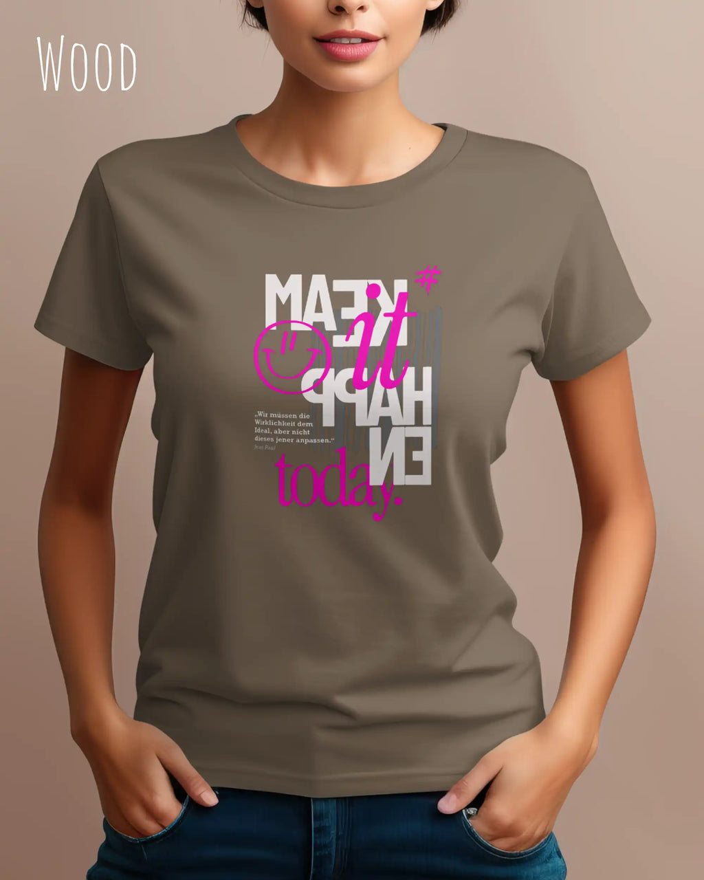 das bild zeigt eine frau, die ein feminines design-t-shirt in der farbe wood mit dem inspirierenden motiv "make it happen today" vorne auf der brust trägt,