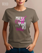 das bild zeigt eine frau, die ein feminines design-t-shirt in der farbe wood mit dem inspirierenden motiv "make it happen today" vorne auf der brust trägt,