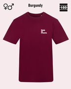 Dieses bild zeigt das Unisex Design-T-Shirt AWDis 180T in der farbe burgundy mit dem minimalistischen motiv "less is more"