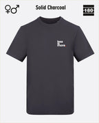 Dieses bild zeigt das Unisex Design-T-Shirt AWDis 180T in der farbe solid charcoal mit dem minimalistischen motiv "less is more"