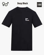 Dieses bild zeigt das Unisex Design-T-Shirt AWDis 180T in der farbe deep black mit dem minimalistischen motiv "less is more"