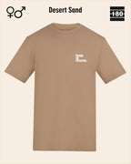 Dieses bild zeigt das Unisex Design-T-Shirt AWDis 180T in der farbe desert sand mit dem minimalistischen motiv "less is more"