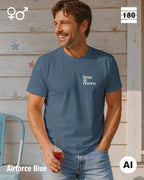 Das bild zeigt eine person, die ein Unisex Design-T-Shirt in der farbe airforce blue mit dem minimalistischen motiv "less is more" trägt.