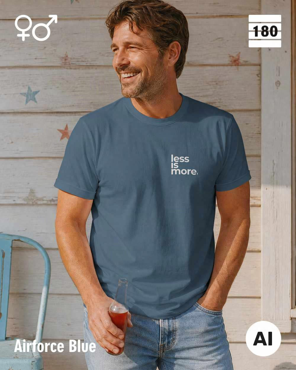 Das bild zeigt eine person, die ein Unisex Design-T-Shirt in der farbe airforce blue mit dem minimalistischen motiv "less is more" trägt.