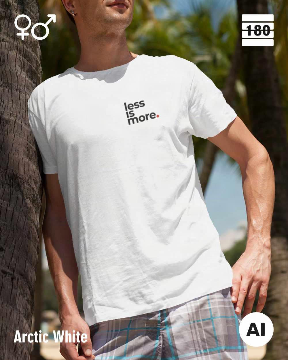 Das bild zeigt eine person, die ein Unisex Design-T-Shirt in der farbe arctic white mit dem minimalistischen motiv "less is more" trägt.