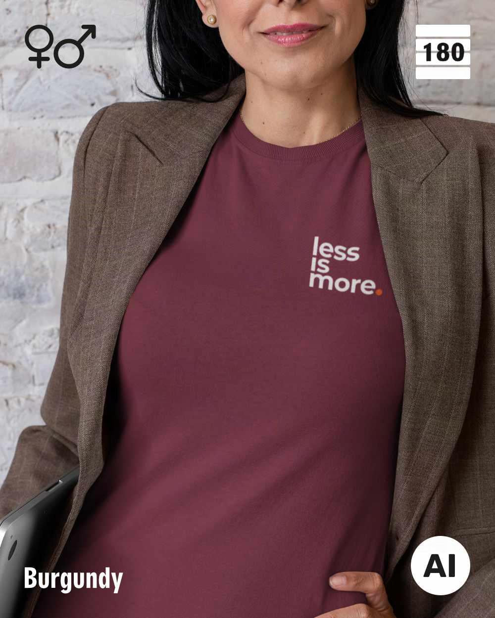 Das bild zeigt eine frau, die ein Unisex Design-T-Shirt in der farbe burgundy  mit dem minimalistischen motiv "less is more" trägt.