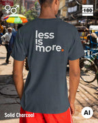 Das bild zeigt eine person, die ein Unisex Design-T-Shirt in der farbe solid charcoal mit dem minimalistischen backprint "less is more" trägt.