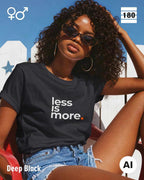 Das bild zeigt eine frau, die ein Unisex Design-T-Shirt in der farbe deep black mit dem minimalistischen motiv "less is more" trägt.