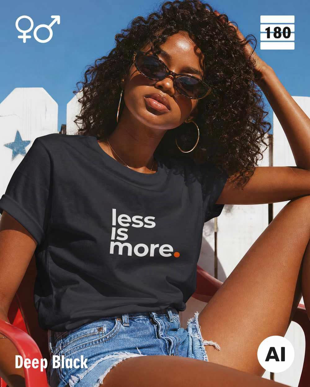 Das bild zeigt eine frau, die ein Unisex Design-T-Shirt in der farbe deep black mit dem minimalistischen motiv "less is more" trägt.