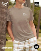 Das bild zeigt eine person, die ein Unisex Design-T-Shirt in der farbe desert sand mit dem minimalistischen motiv "less is more" trägt.