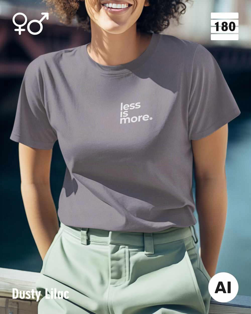 Das bild zeigt eine frau, die ein Unisex Design-T-Shirt in der farbe dusty lilac mit dem minimalistischen motiv "less is more" trägt.