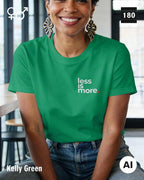 Das bild zeigt eine frau, die ein Unisex Design-T-Shirt in der farbe kelly green mit dem minimalistischen motiv "less is more" trägt.