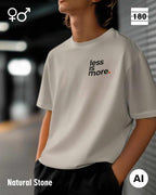 Das bild zeigt eine frau, die ein Unisex Design-T-Shirt in der farbe natural stone mit dem minimalistischen motiv "less is more" trägt.