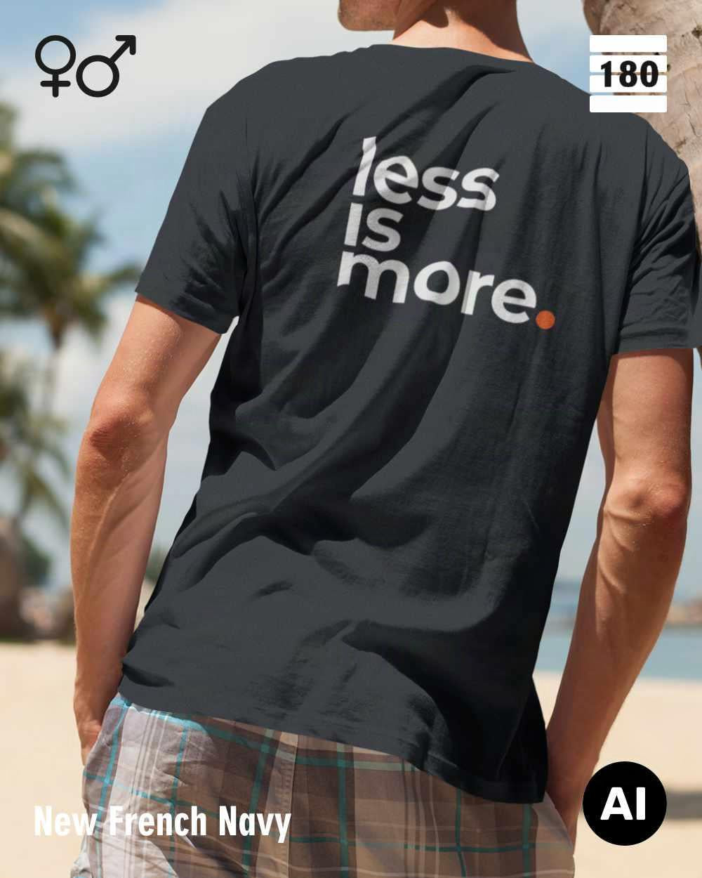 Das bild zeigt eine person, die ein Unisex Design-T-Shirt in der farbe new french navy mit dem minimalistischen motiv "less is more" trägt.