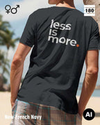 Das bild zeigt eine person, die ein Unisex Design-T-Shirt in der farbe new french navy mit dem minimalistischen motiv "less is more" trägt.