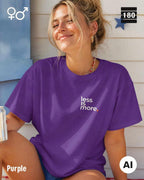 Das bild zeigt eine frau, die ein Unisex Design-T-Shirt in der farbe purple mit dem minimalistischen motiv "less is more" trägt.